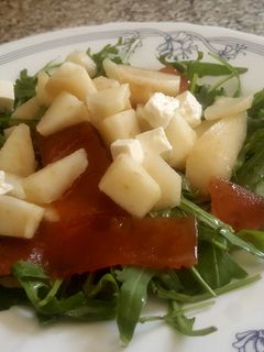 Una foto de Ensalada de Rúcula, Pera, Membrillo y Queso