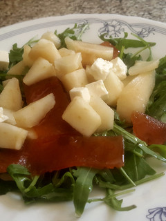 Una foto de Ensalada de Rúcula, Pera, Membrillo y Queso