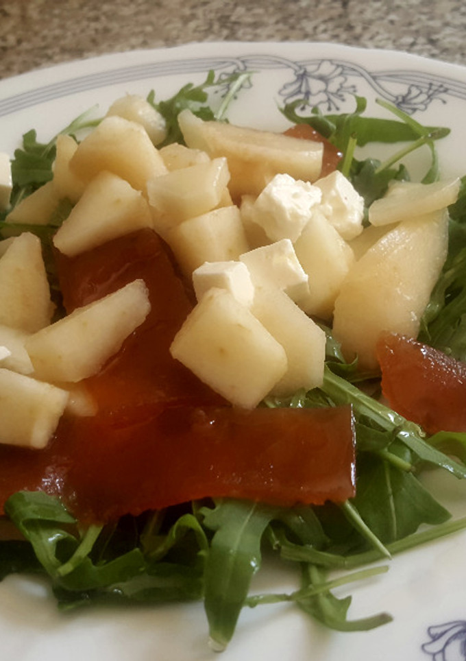 Una foto de Ensalada de Rúcula, Pera, Membrillo y Queso