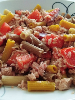 Una foto de Macarrones multicereales con atún y tomate
