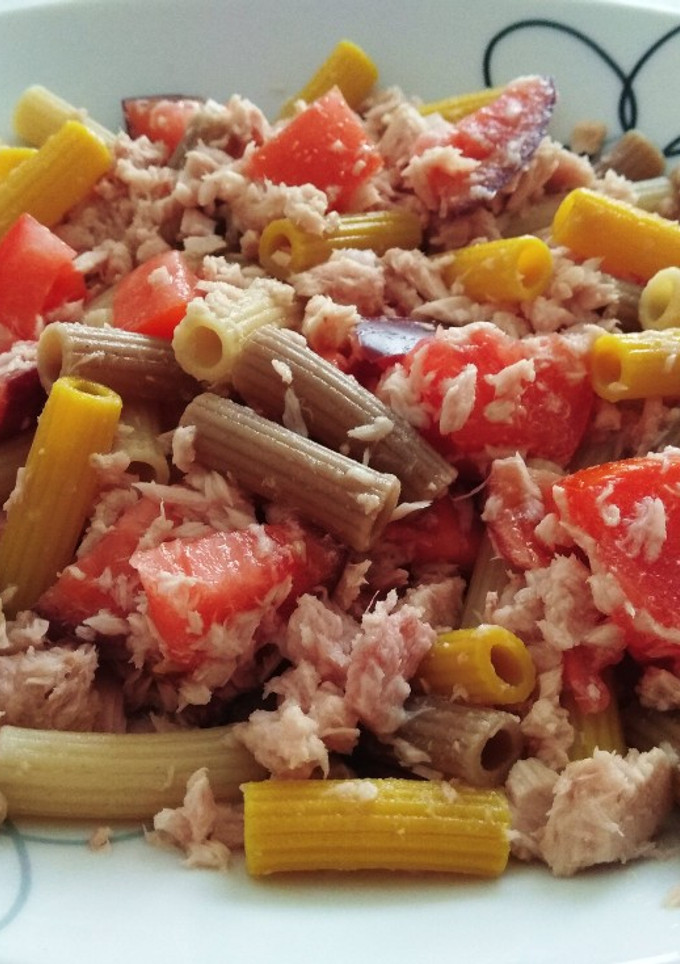 Una foto de Macarrones multicereales con atún y tomate