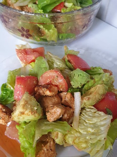 Una foto de Ensalada de pollo con limón y miel