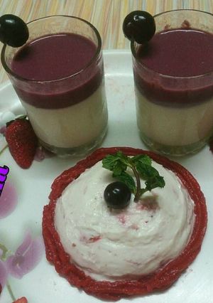 स्ट्रॉबेरी और आनार पन्ना कट्टा (Strawberry and pomegranate panna cotta recipe in hindi) रेसिपी मुख्य फोटो