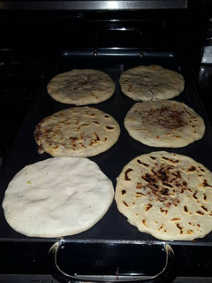 Una foto de Pupusas de queso con frijoles y lorocos
