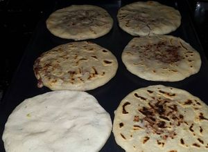Una foto de Pupusas de queso con frijoles y lorocos