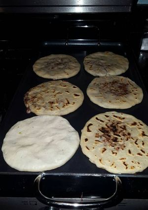 Una foto de Pupusas de queso con frijoles y lorocos