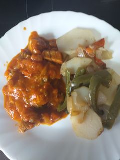 Una foto de Atún fresco encebollado con patatas a lo pobre