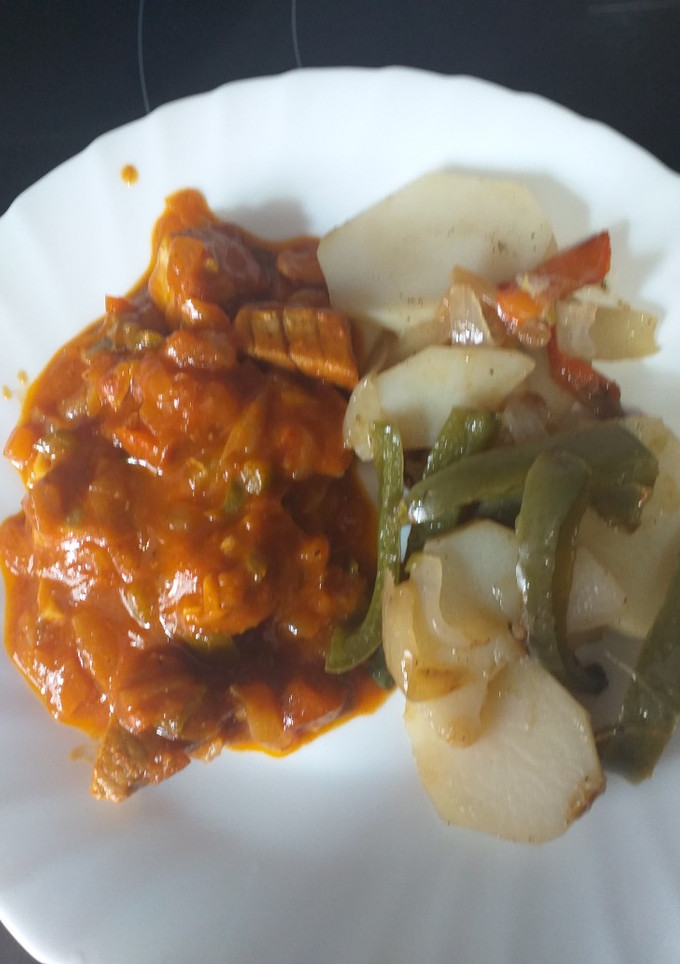 Una foto de Atún fresco encebollado con patatas a lo pobre