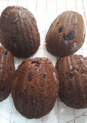 Una foto de Madeleines de chocolate y arándanos