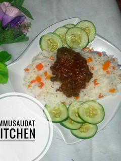 A picture of White carrot rice with stew.