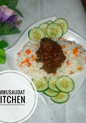 A picture of White carrot rice with stew.