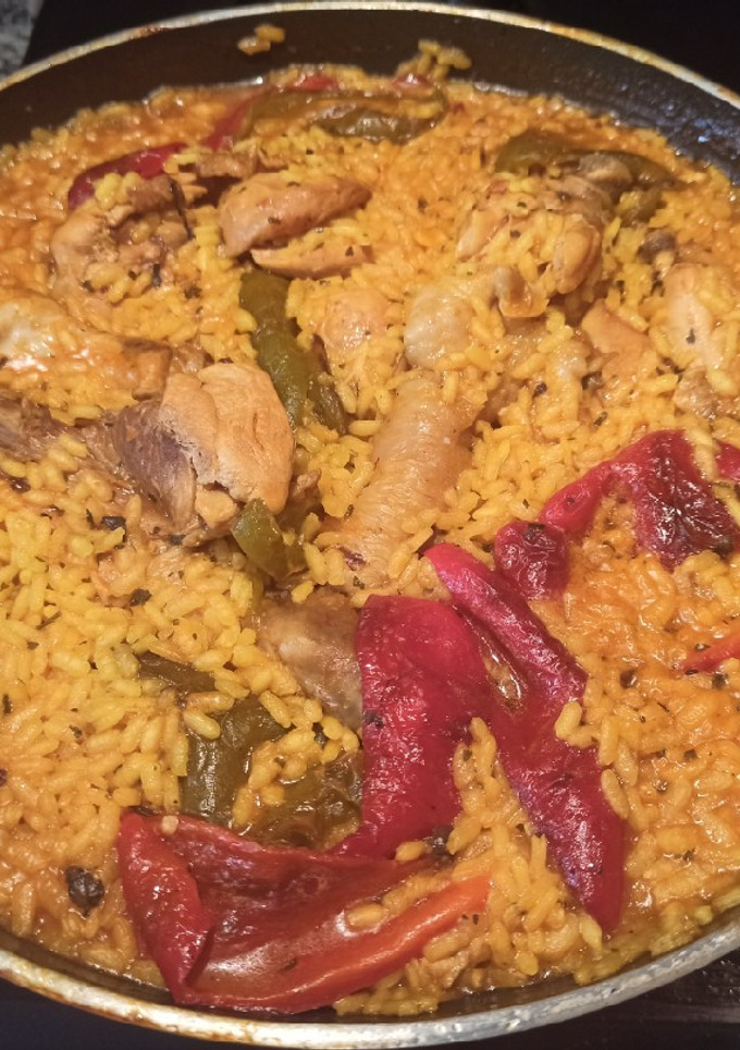 Una foto de Arroz con pollo y pimientos