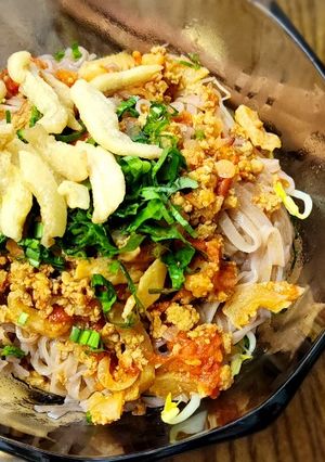 Hình của món Mỳ gạo lứt trộn sốt cà tóp mỡ thịt băm.