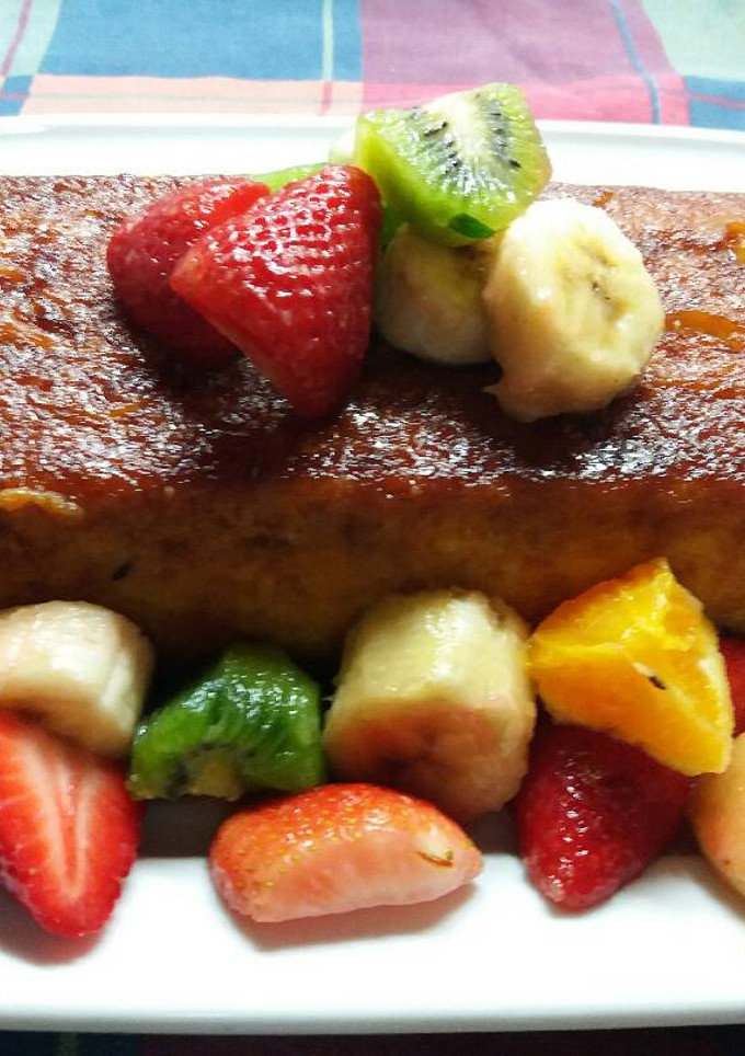 Una foto de Budín de pan borracho con ensalada de frutas