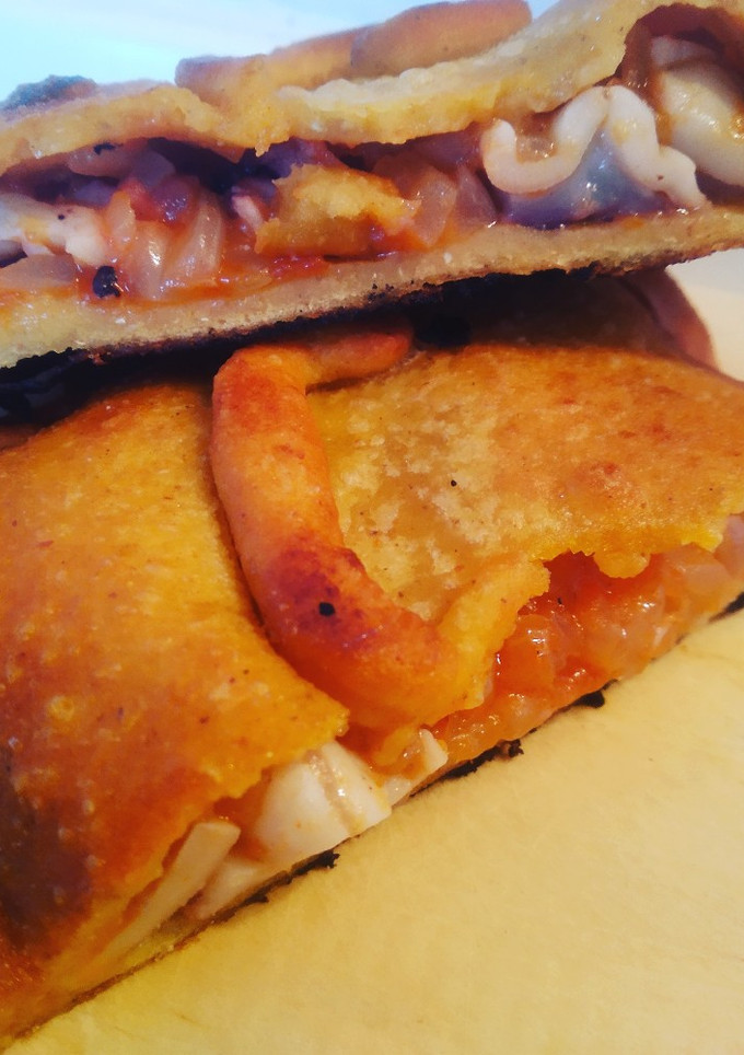 Una foto de Empanada de maíz con pulpo