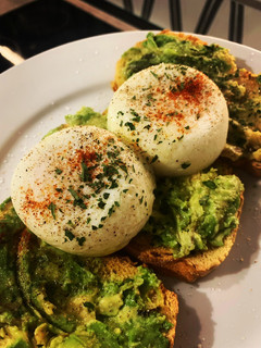 Una foto de Huevos poché con aguacate