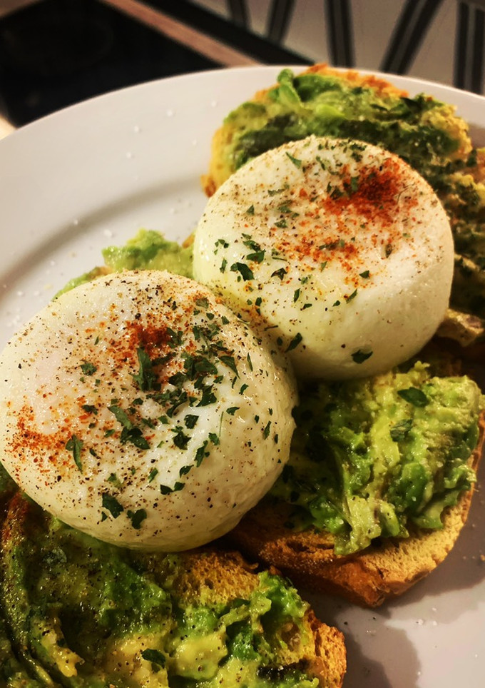 Una foto de Huevos poché con aguacate