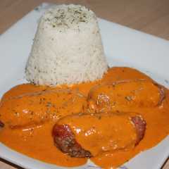 Una foto de Rollitos de lomo rellenos al vapor con salsa de piquillos