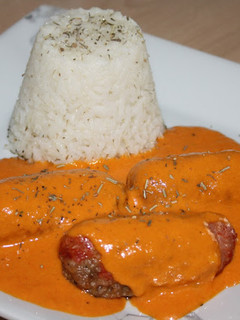 Una foto de Rollitos de lomo rellenos al vapor con salsa de piquillos
