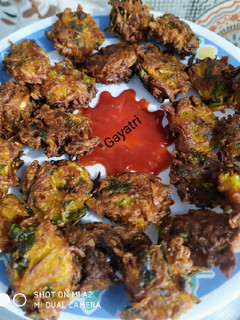पालक और पत्ता गोभी की पकोड़ी (Palak aur patta gobhi ki pakodi recipe in Hindi) रेसिपी मुख्य फोटो