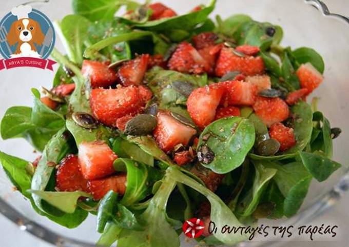 κύρια φωτογραφία συνταγής Πράσινη σαλάτα με φράουλες και super foods‏