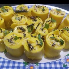 A picture of Khandvi.
