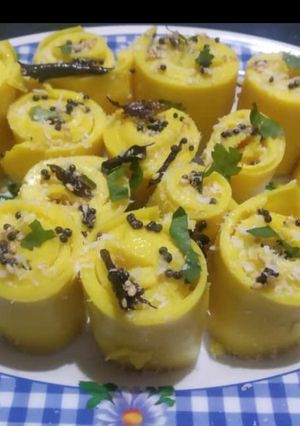 A picture of Khandvi.