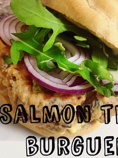 Una foto de Hamburguesa de salmón fresco