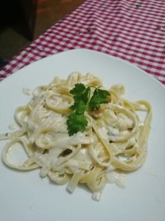Una foto de Fettuccine Alfredo con camarones