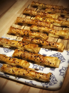 Una foto de Barritas hojaldradas de anchoas caseras