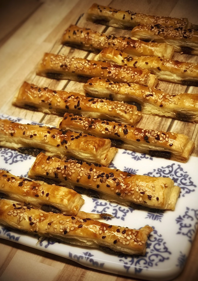 Una foto de Barritas hojaldradas de anchoas caseras