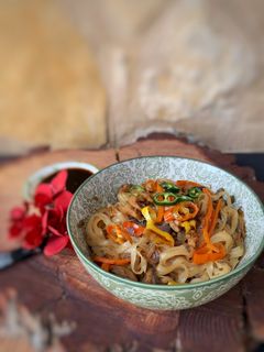 Una foto de Noodles rápidos con chile y pollo, extrapicantes! 🔥