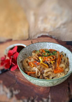 Una foto de Noodles rápidos con chile y pollo, extrapicantes! 🔥