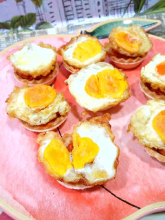 Una foto de Tartaletas de sobrasada con falsos huevos de codorniz