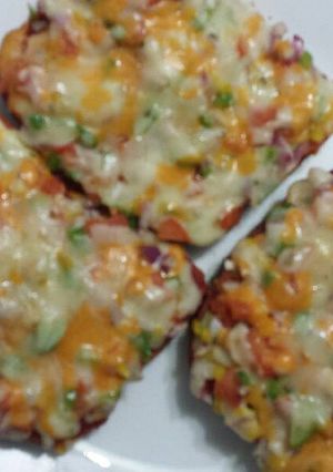 A picture of Spicy Veggie Bread Pizza.