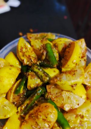 A picture of Lemon chilli pickle.