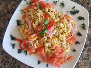 Una foto de ensalada con espirulina