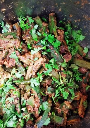 मसाला भिंडी (masala bhindi recipe in marathi) रेसिपी चे मुख्य फोटो