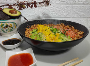 Foto de Sushi Bowl com Salmão e Abacate
