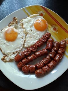 Sült virsli tükörtojással recept fotója