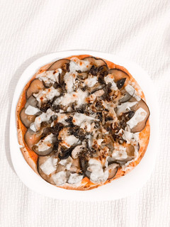 Una foto de Pizza de berenjena 🍆