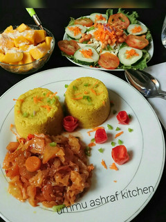 A picture of Couscous wt cabbage sauce nd salad.