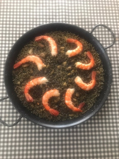 Una foto de Fideuà negra, al estilo de Gandía