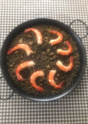 Una foto de Fideuà negra, al estilo de Gandía
