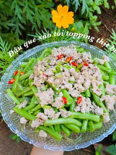 Hình của món Đậu que xào tỏi topping thịt bằm.