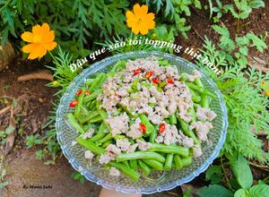 Hình của món Đậu que xào tỏi topping thịt bằm.
