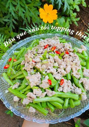 Hình của món Đậu que xào tỏi topping thịt bằm.