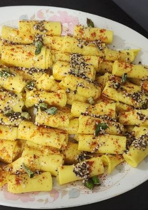 A picture of Khandvi.