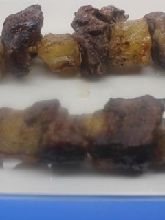 Una foto de Pinchos de daditos de ternera y melón