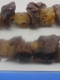 Una foto de Pinchos de daditos de ternera y melón